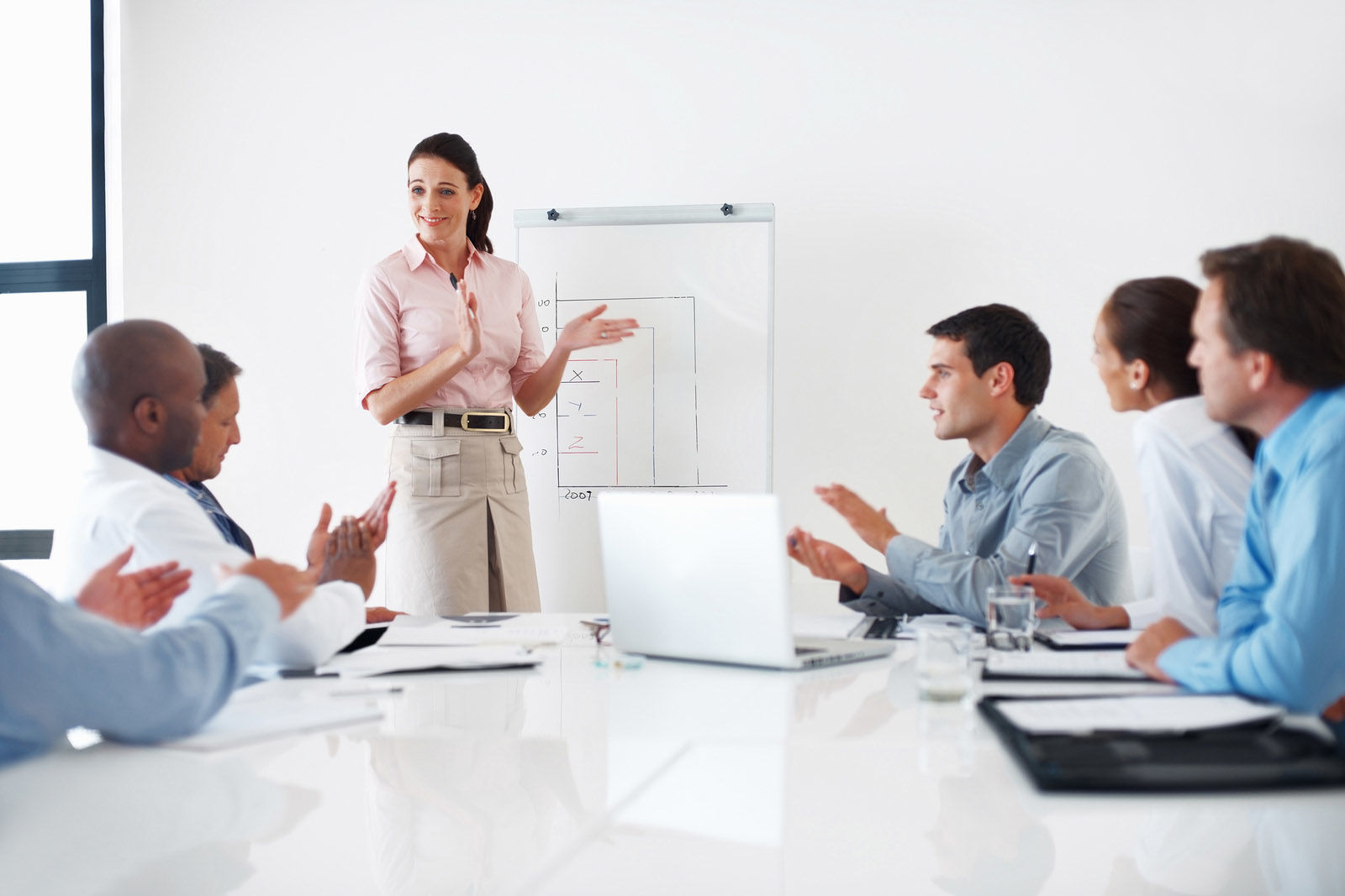 Tập nói với bạn bè, người thân để nhận góp ý. Ành: Internet
