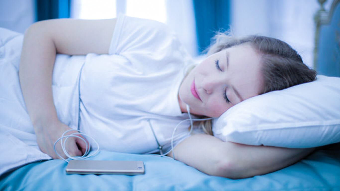 Âm nhạc nhẹ nhàng cũng giúp bạn dễ ngủ hơn. Ảnh: Internet