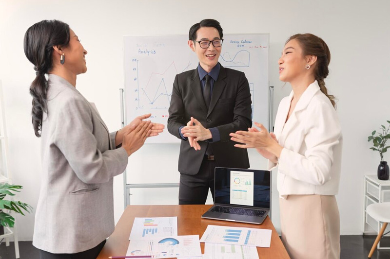 Tăng khả năng giao tiếp với mọi người xung quanh. Ảnh: Internet