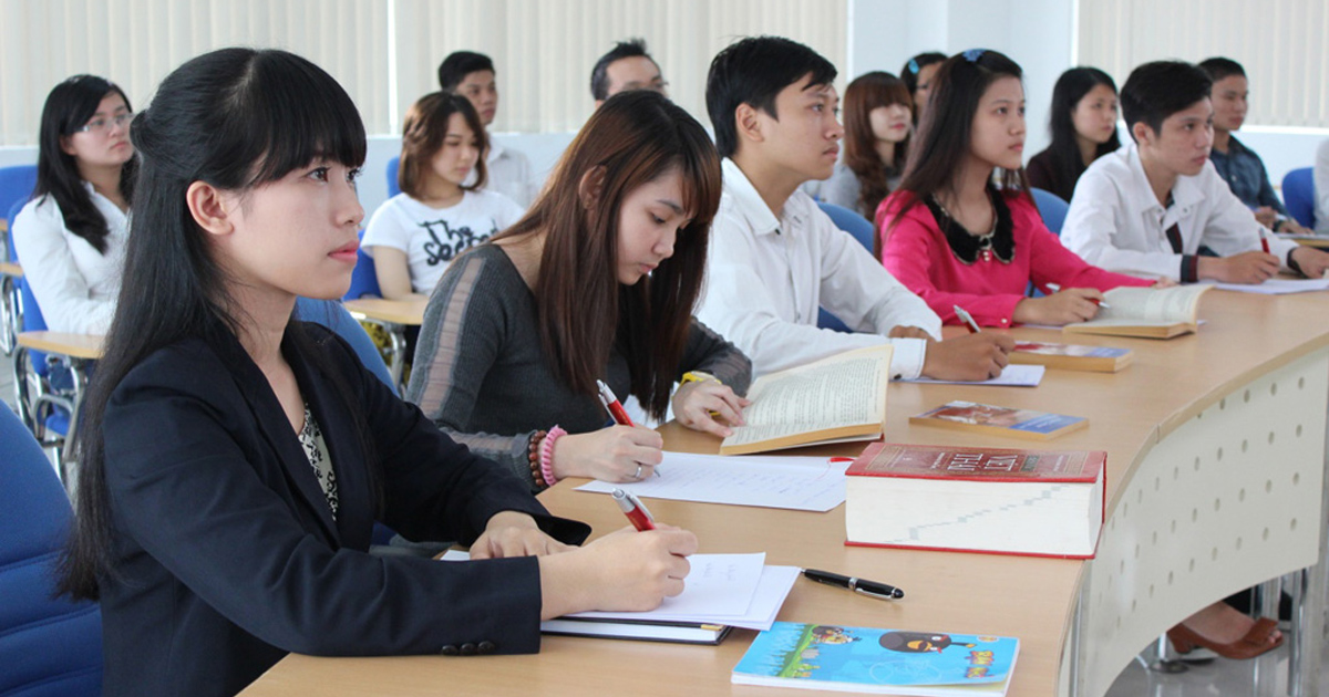So sánh giữa học online và offline để chọn hình thức phù hợp nhất. Ảnh