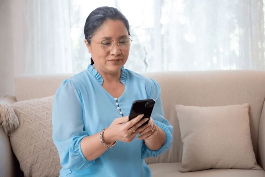 Nhìn vào màn hình quá lâu sẽ gây hại cho mắt. Ảnh: Internet