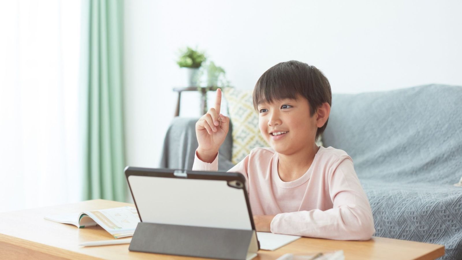 Chọn video có phụ đề để dễ theo dõi và ghi chú. Ảnh: Internet