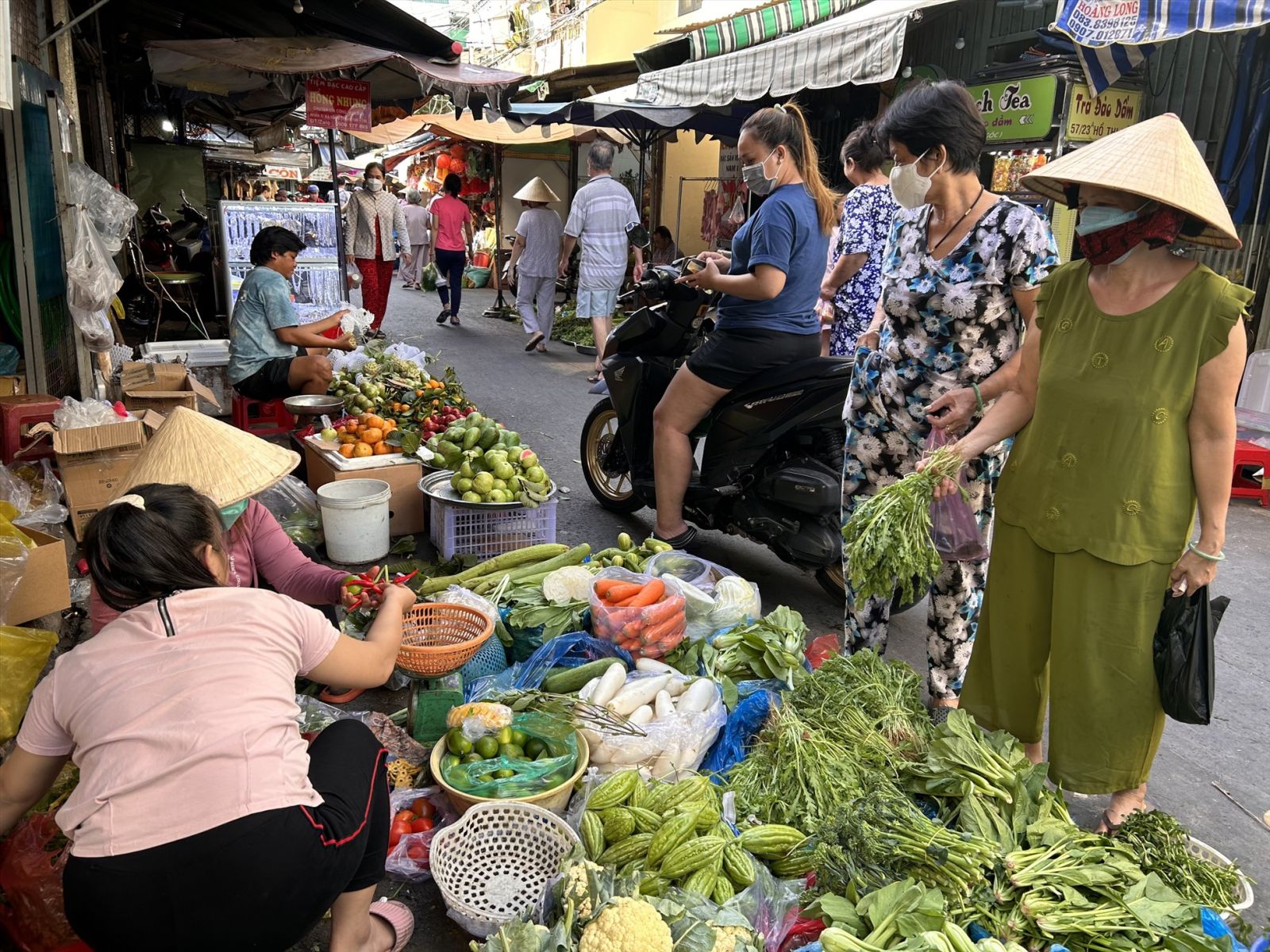 Chợ truyền thống là một "mê cung" đầy sắc màu, hương vị và âm thanh. Ảnh: Internet