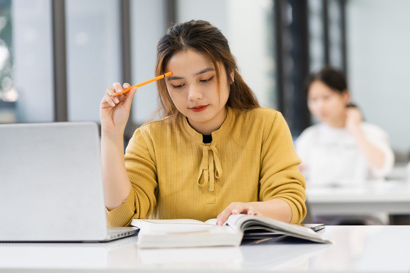 Podcast giúp tăng vốn từ vựng và cách diễn đạt. Ảnh: Internet