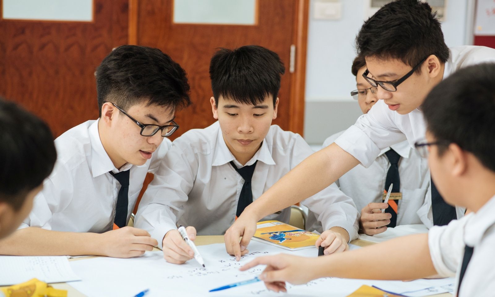 Kết hợp học nhóm và trao đổi. Ảnh: Internet