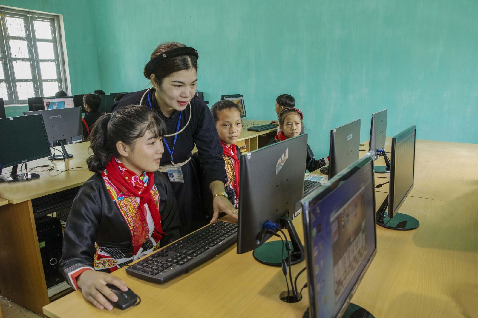 Để thích nghi, lao động phổ thông phải chủ động nâng cao trình độ. Ảnh: Internet