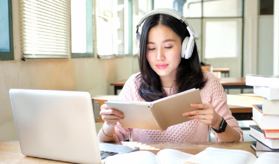 Sinh viên ôn thi cần tổng hợp nhanh lượng kiến thức lớn. Ảnh: Internet