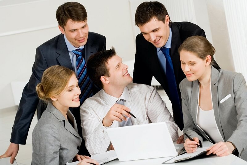 Trò chuyện cùng mọi người xung quanh để giải tỏa căng thẳng. Ảnh: Internet