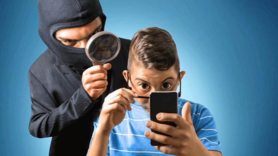 Thường xuyên kiểm tra điện thoại để đảm bảo dữ liệu được an toàn. Ảnh: Internet