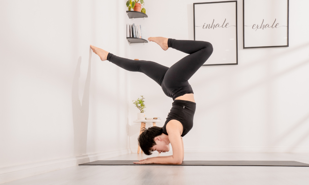 Yoga rất tốt để cải thiện sức khỏe cho người bận rộn. Ảnh: Internet