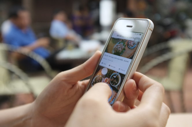 Lướt điện thoại sau khi vừa ngủ dậy là một thói quen không tốt. Ảnh: Internet