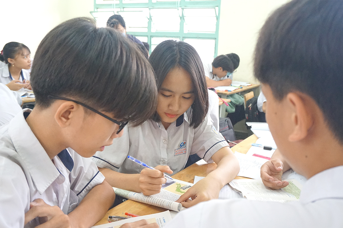 Thảo luận với bạn bè để củng cố kiến thức. Ảnh: Internet