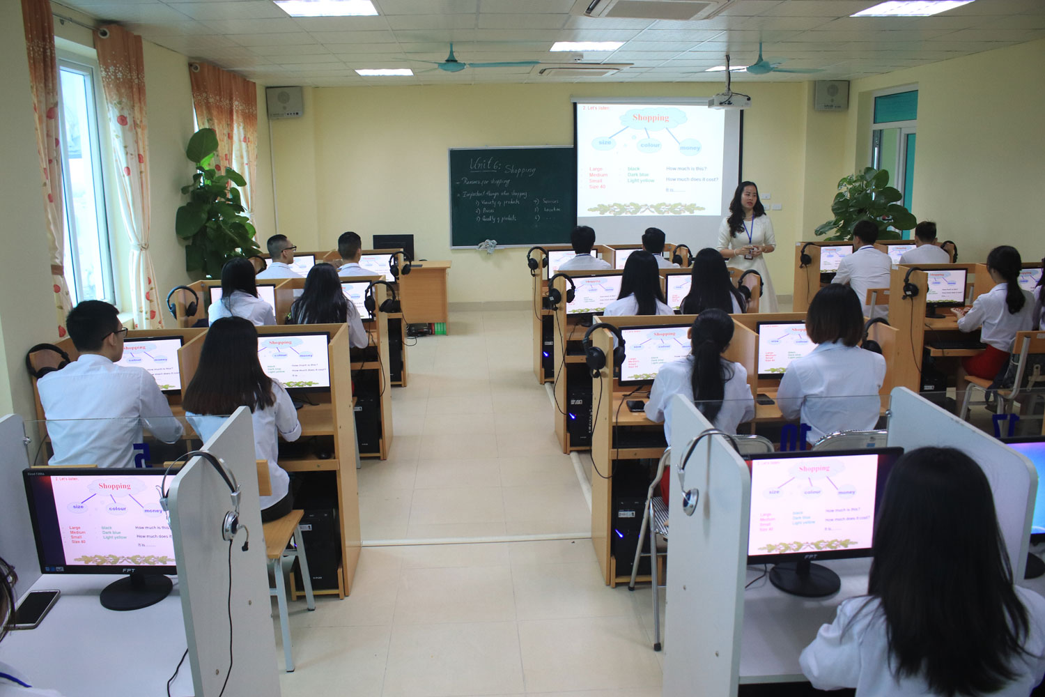 AI chưa thể thay thế hoàn toàn vai trò hướng dẫn, truyền cảm hứng từ giáo viên. Ảnh: Internet