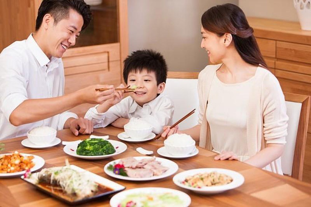 Tập trung nấu ăn tại nhà để tiết kiệm chi phí. Ảnh: Internet
