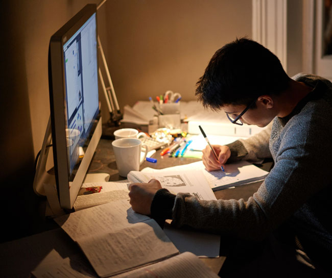 Tránh thức đêm làm bài để giữ tinh thần tỉnh táo khi đi thi. Ảnh: Internet 