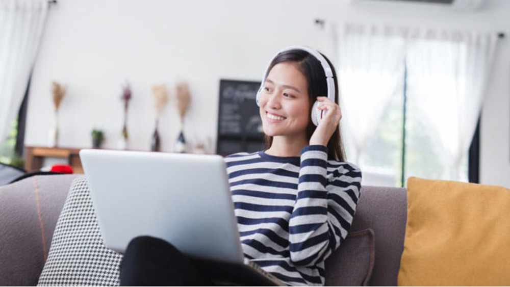 Nghe nhạc nhẹ nhàng cũng góp phần làm giảm căng thẳng. Ảnh: Internet