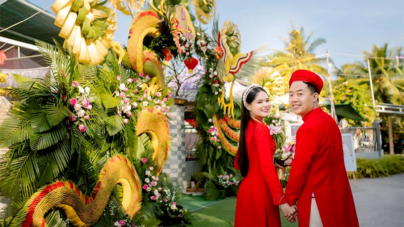 Dùng hoa tươi trồng tại địa phương. Ảnh: Internet