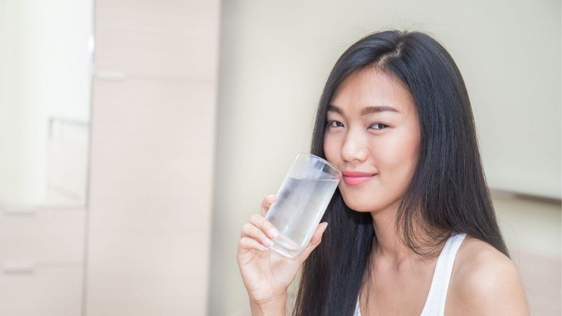 Uống nước ấm vào buổi sáng giúp cơ thể được khởi động. Ảnh: Internet