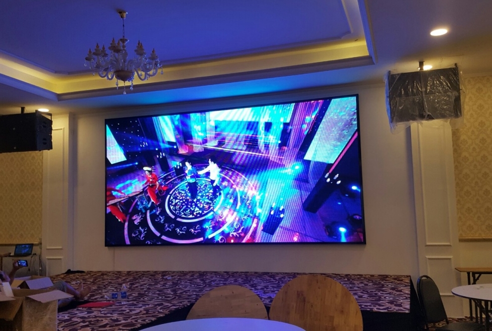 Giá thuê màn hình led sân khấu ngoài trời