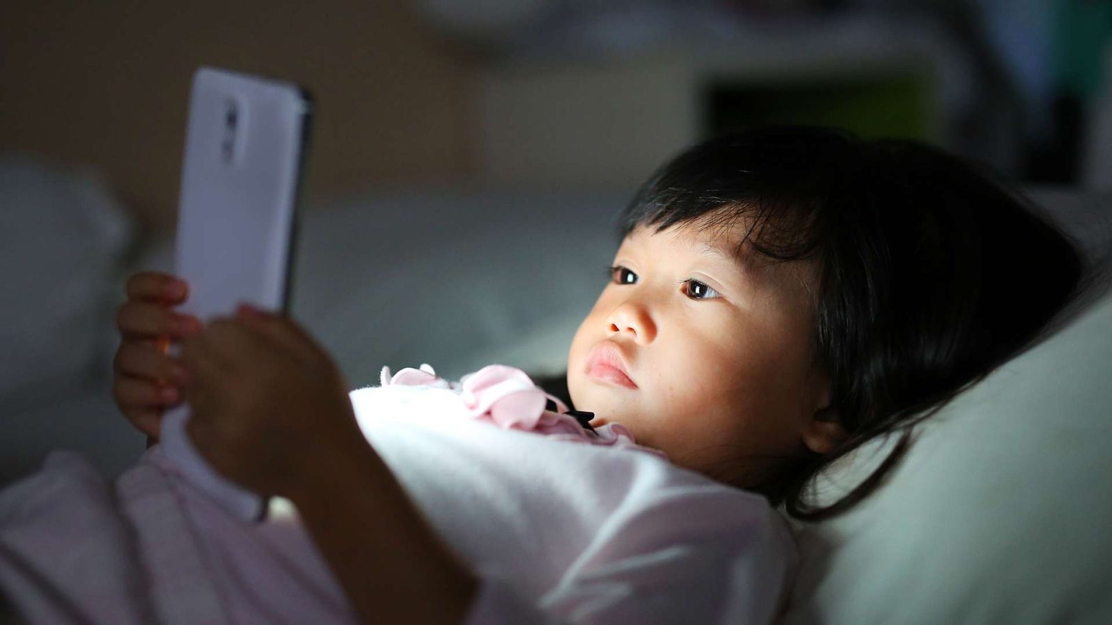 Dùng điện thoại trước khi ngủ có thể gây mất ngủ. Ảnh: Internet