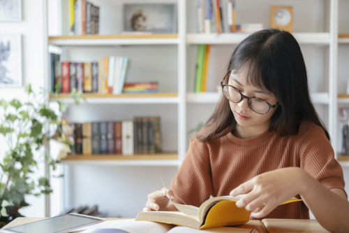 Chuẩn bị bàn học gọn gàng, đủ ánh sáng. Ảnh: Internet